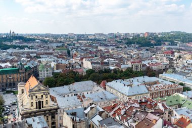 Lviv, Ukrayna - 23 Ağustos 2018: Lviv - Ukrayna batı kesiminde eski şehir merkezi simge yapılar. City Hall Tower görünümünden.