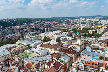 Lviv, Ukrayna - 23 Ağustos 2018: Lviv - Ukrayna batı kesiminde eski şehir merkezi simge yapılar. City Hall Tower görünümünden.