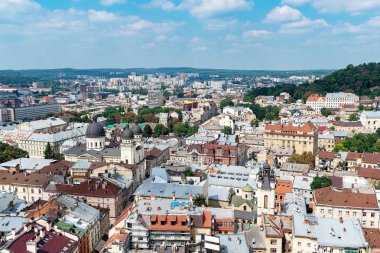 Lviv, Ukrayna - 23 Ağustos 2018: Lviv - Ukrayna batı kesiminde eski şehir merkezi simge yapılar. City Hall Tower görünümünden.