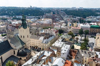 Lviv, Ukrayna - 23 Ağustos 2018: Lviv - Ukrayna batı kesiminde eski şehir merkezi simge yapılar. City Hall Tower görünümünden.