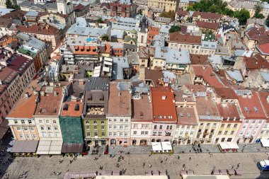 Lviv, Ukrayna - 23 Ağustos 2018: Lviv - Ukrayna batı kesiminde eski şehir merkezi simge yapılar. City Hall Tower görünümünden.