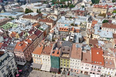 Lviv, Ukrayna - 23 Ağustos 2018: Lviv - Ukrayna batı kesiminde eski şehir merkezi simge yapılar. City Hall Tower görünümünden.