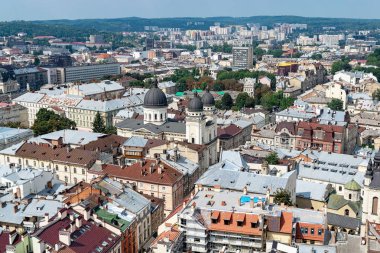 Lviv, Ukrayna - 23 Ağustos 2018: Lviv - Ukrayna batı kesiminde eski şehir merkezi simge yapılar. City Hall Tower görünümünden.