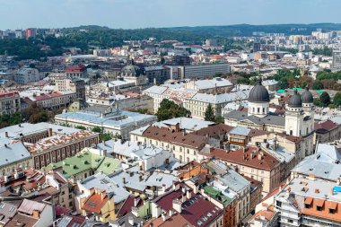 Lviv, Ukrayna - 23 Ağustos 2018: Lviv - Ukrayna batı kesiminde eski şehir merkezi simge yapılar. City Hall Tower görünümünden.