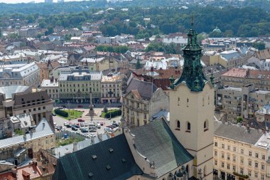 Lviv, Ukrayna - 23 Ağustos 2018: Lviv - Ukrayna batı kesiminde eski şehir merkezi simge yapılar. City Hall Tower görünümünden.