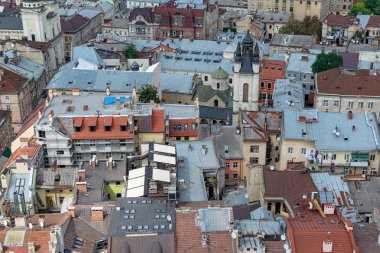 Lviv, Ukrayna - 23 Ağustos 2018: Lviv - Ukrayna batı kesiminde eski şehir merkezi simge yapılar. City Hall Tower görünümünden.