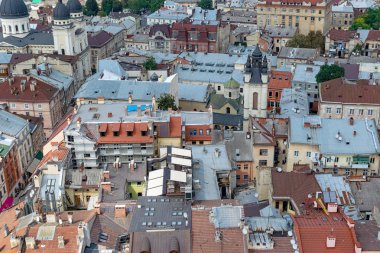 Lviv, Ukrayna - 23 Ağustos 2018: Lviv - Ukrayna batı kesiminde eski şehir merkezi simge yapılar. City Hall Tower görünümünden.