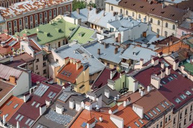 Lviv, Ukrayna - 23 Ağustos 2018: Lviv - Ukrayna batı kesiminde eski şehir merkezi simge yapılar. City Hall Tower görünümünden.