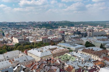 Lviv, Ukrayna - 23 Ağustos 2018: Lviv - Ukrayna batı kesiminde eski şehir merkezi simge yapılar. City Hall Tower görünümünden.