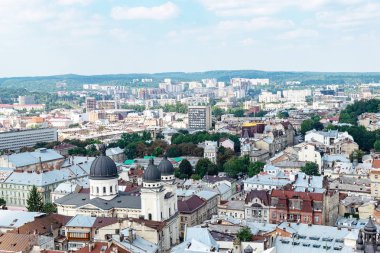 Lviv, Ukrayna - 23 Ağustos 2018: Lviv - Ukrayna batı kesiminde eski şehir merkezi simge yapılar. City Hall Tower görünümünden.