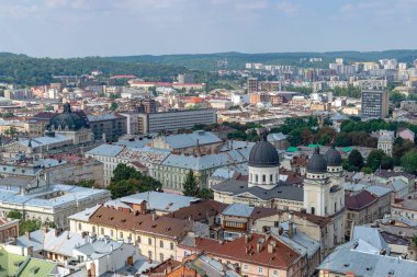 Lviv, Ukrayna - 23 Ağustos 2018: Lviv - Ukrayna batı kesiminde eski şehir merkezi simge yapılar. City Hall Tower görünümünden.