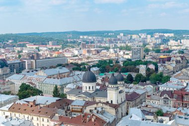 Lviv, Ukrayna - 23 Ağustos 2018: Lviv - Ukrayna batı kesiminde eski şehir merkezi simge yapılar. City Hall Tower görünümünden.