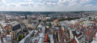 Lviv, Ukrayna - 23 Ağustos 2018: Lviv - Ukrayna batı kesiminde eski şehir merkezi simge yapılar. City Hall Tower görünümünden.