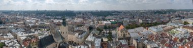 Lviv, Ukrayna - 23 Ağustos 2018: Lviv - Ukrayna batı kesiminde eski şehir merkezi simge yapılar. City Hall Tower görünümünden.