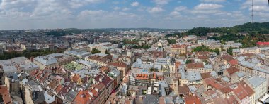 Lviv, Ukrayna - 23 Ağustos 2018: Lviv - Ukrayna batı kesiminde eski şehir merkezi simge yapılar. City Hall Tower görünümünden.