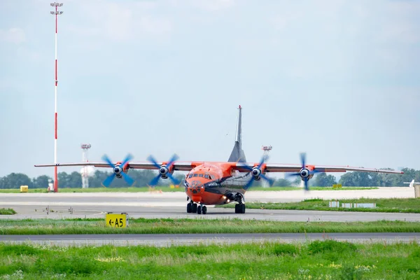 アントノフ の貨物機が空港の滑走路へのタキシング キエフ地方 ウクライナ 2018 — ストック写真