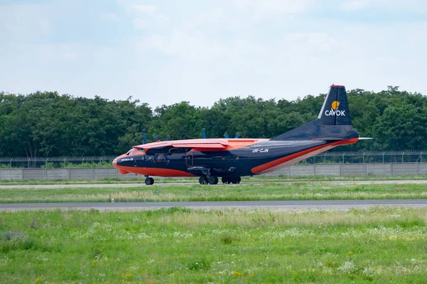 アントノフ の貨物機が空港の滑走路へのタキシング キエフ地方 ウクライナ 2018 — ストック写真