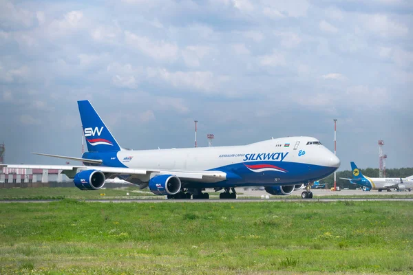 Київська Обл Україна Серпня 2018 Silkway Boeing 747 800 Руління — стокове фото