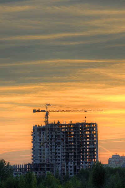 Строительная площадка на закате летнего дня
