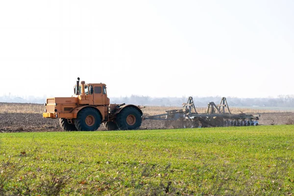 Traktor Pěstování Pole Podzimní Den — Stock fotografie