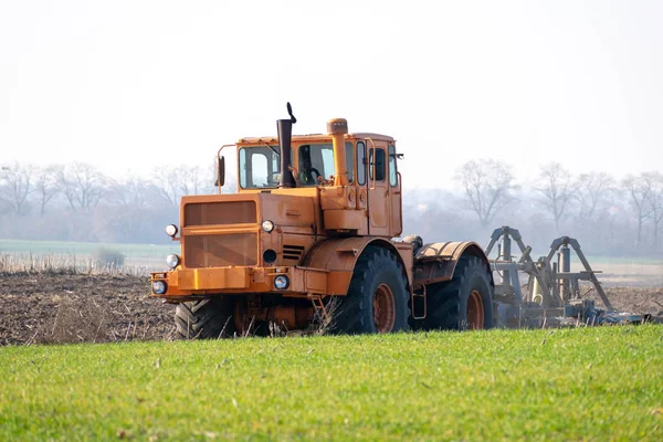 Trator Que Cultiva Campo Dia Outono — Fotografia de Stock