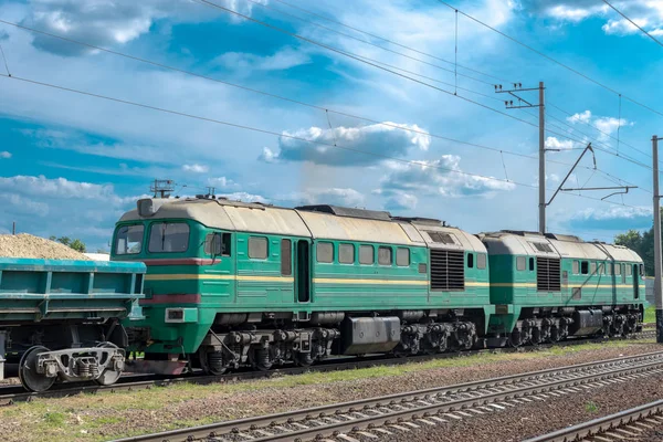 Locomotora Diesel Con Tren Carga Estación Tren Verano — Foto de Stock