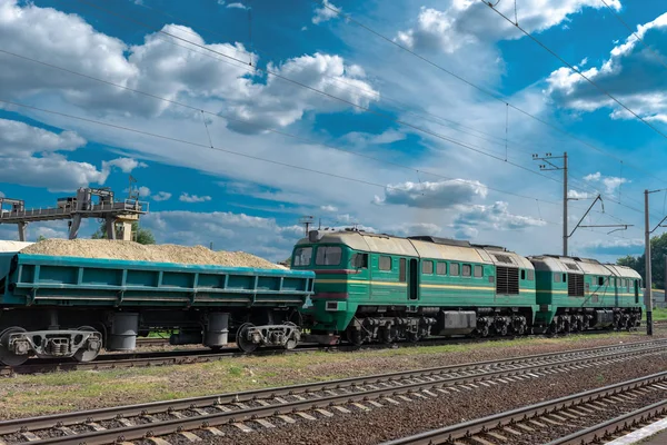 Diesellokomotive Mit Güterzug Sommer Auf Dem Bahnhof — Stockfoto