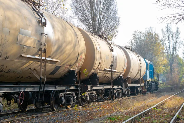 Diesel Locomotive Delivering Oil Tanks Industrial Area — Stock Photo, Image