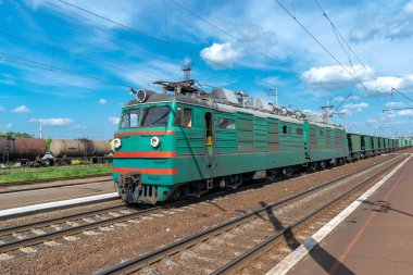 Kargo ile elektrikli lokomotif tren istasyonu üzerinde yaz aylarında