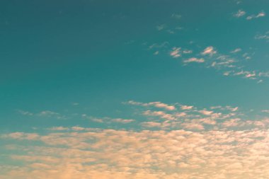 Güzel gökyüzü günbatımı üzerinde biraz bulutlu