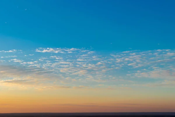 Mooie Hemel Met Een Weinig Wolken Zonsondergang — Stockfoto