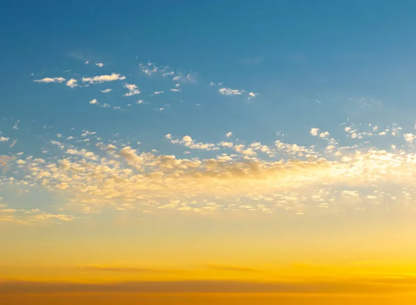 Mooie Hemel Met Een Weinig Wolken Zonsondergang — Stockfoto