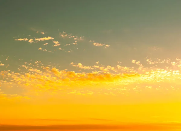 Mooie Hemel Met Een Weinig Wolken Zonsondergang — Stockfoto