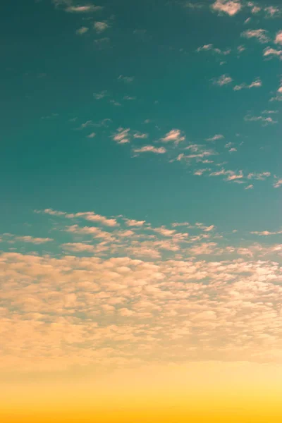 Mooie Hemel Met Een Weinig Wolken Zonsondergang — Stockfoto