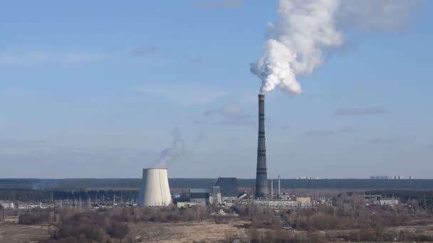 在天空中产生蒸汽和烟雾的发电厂 — 图库视频影像
