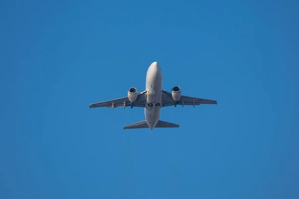 Witte Passagier Opstijgen Vanaf Luchthaven Luchtfoto — Stockfoto