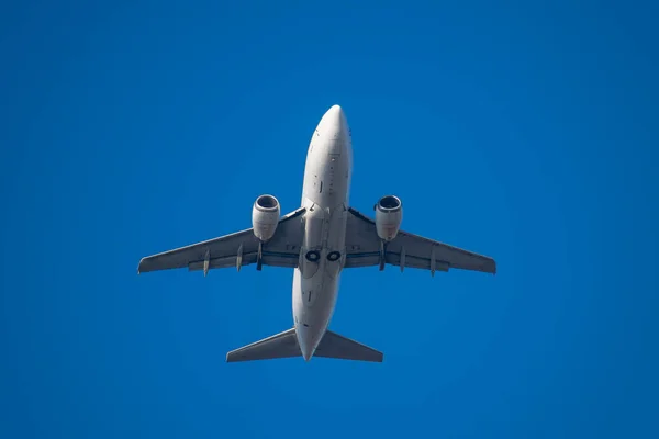 Λευκό Επιβάτη Απογειωθεί Από Αεροδρόμιο Εναέρια Άποψη — Φωτογραφία Αρχείου