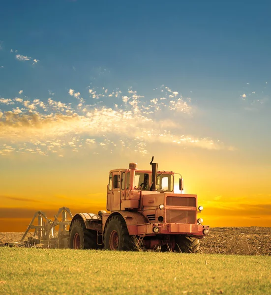 Traktor Pěstování Pole Východ Slunce — Stock fotografie