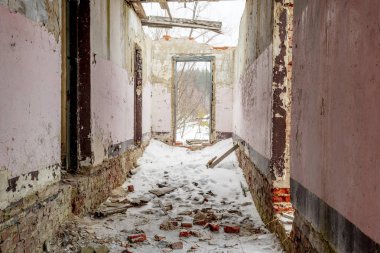 Terk edilmiş binada harabeleri ve kırık duvarlar ile iç