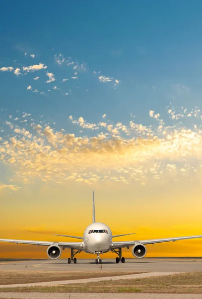 Avião Jato Passageiros Pista Vista Frontal Aeroporto Pôr Sol — Fotografia de Stock