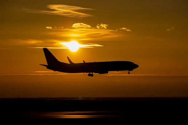 Vliegtuig op zonsondergang — Stockfoto