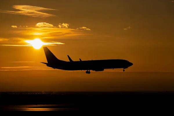 Літак на заході сонця — стокове фото