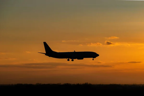 Vliegtuig op zonsondergang — Stockfoto