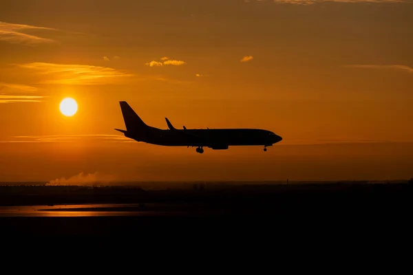 Vliegtuig op zonsondergang — Stockfoto