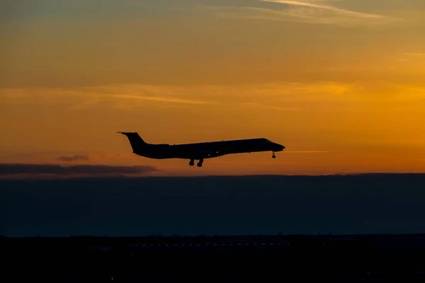 Vliegtuig op zonsondergang — Stockfoto