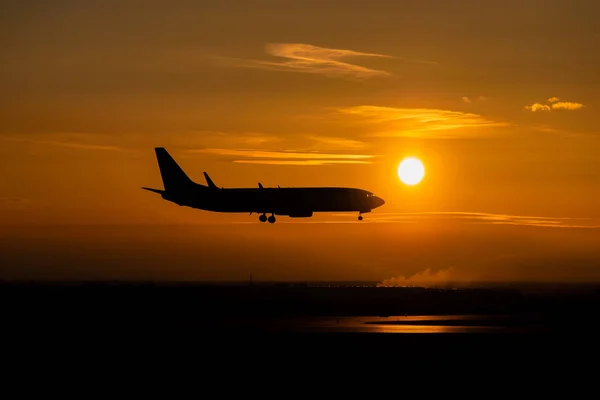 Avião ao pôr-do-sol — Fotografia de Stock