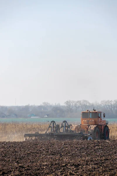 Traktor auf dem Feld — Stockfoto