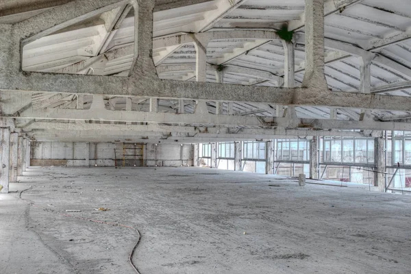 Заброшенное промышленное здание — стоковое фото