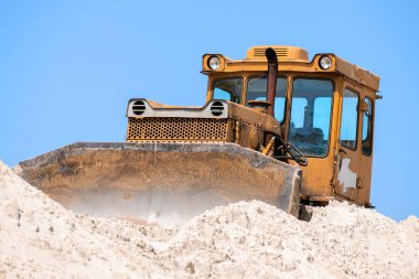 Sarı buldozer iş başında.