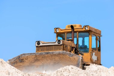 Sarı buldozer iş başında.